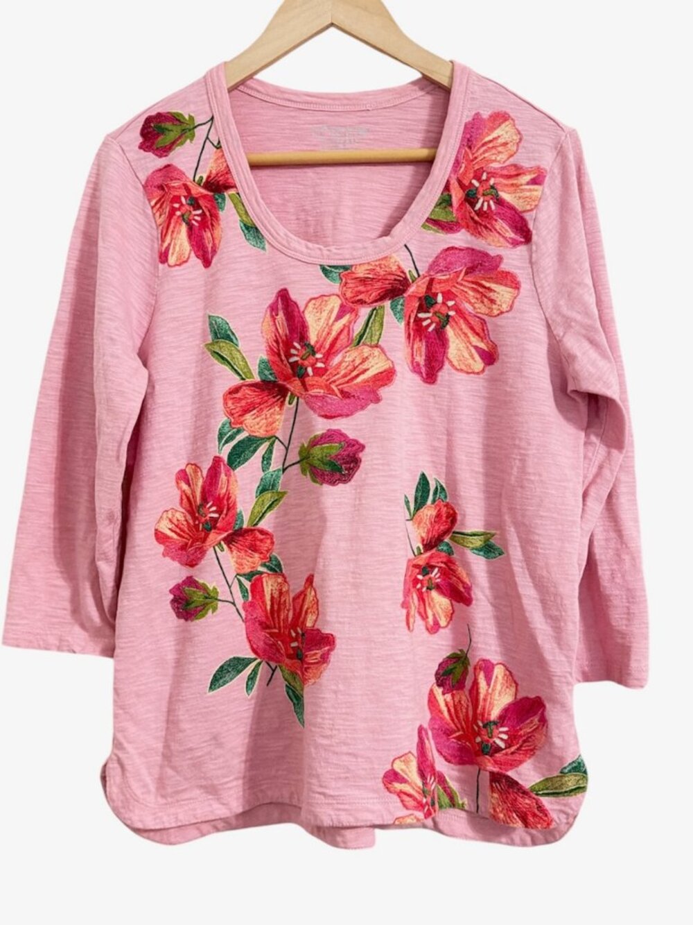 Chico's Tee Size 2 U.S. Large 3/4 Sleeve Slub Knit T-Shirt Floral Curved Hem